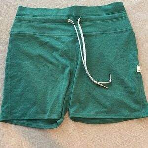 Women’s Vuori short , size small green excellent condition